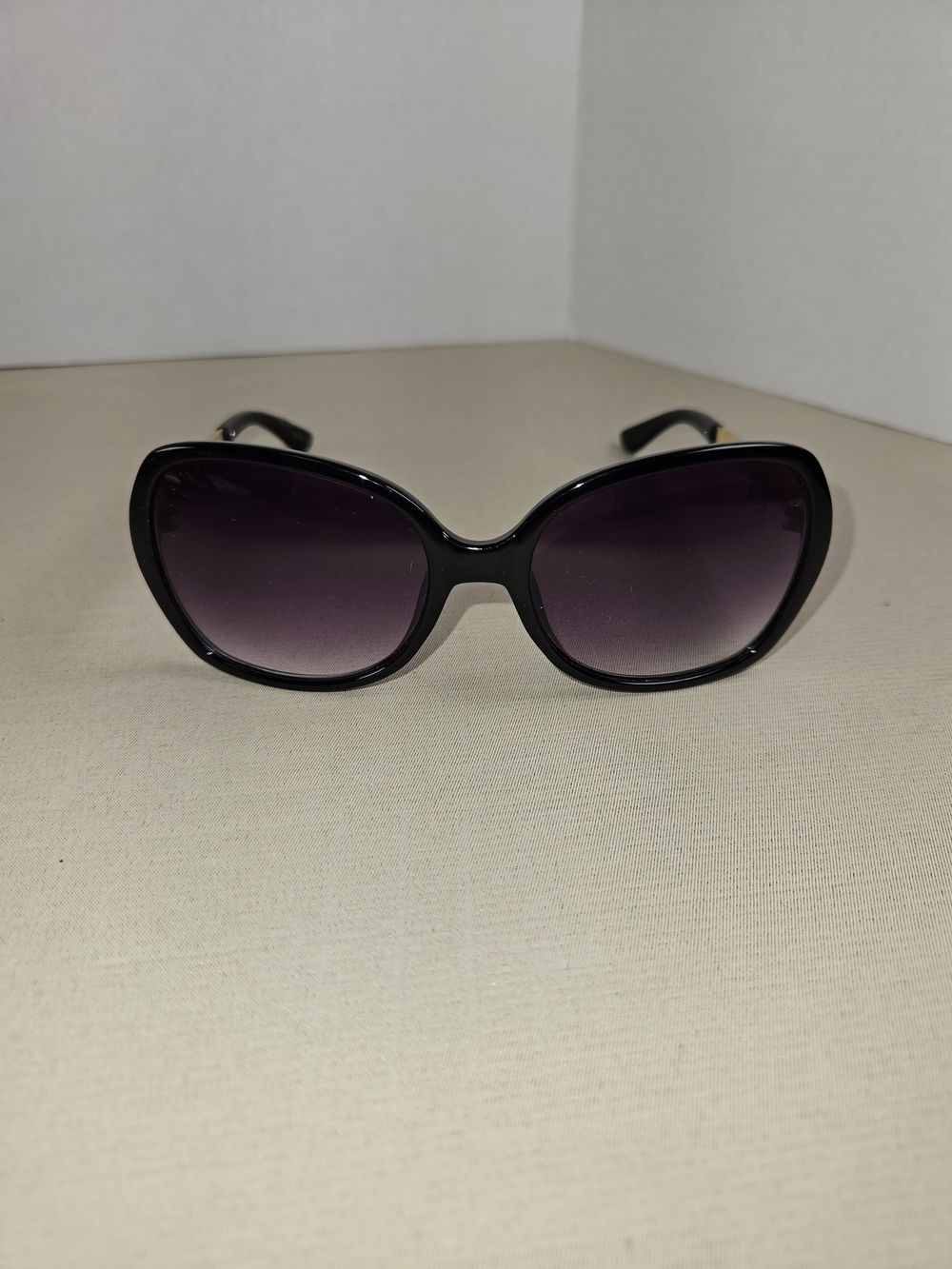 Pre-owned Betsey Johnson Black Frame Sunglasses with Gradient Purple Lenses